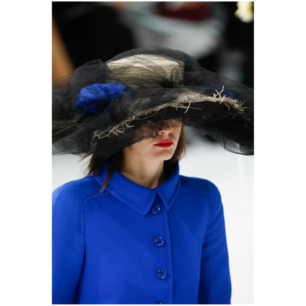 Defile-Chanel-chapeau-tenue-bleue