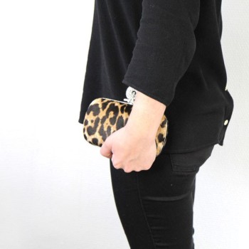 Yves Saint Laurent - minaudière poulain façon léopard portée