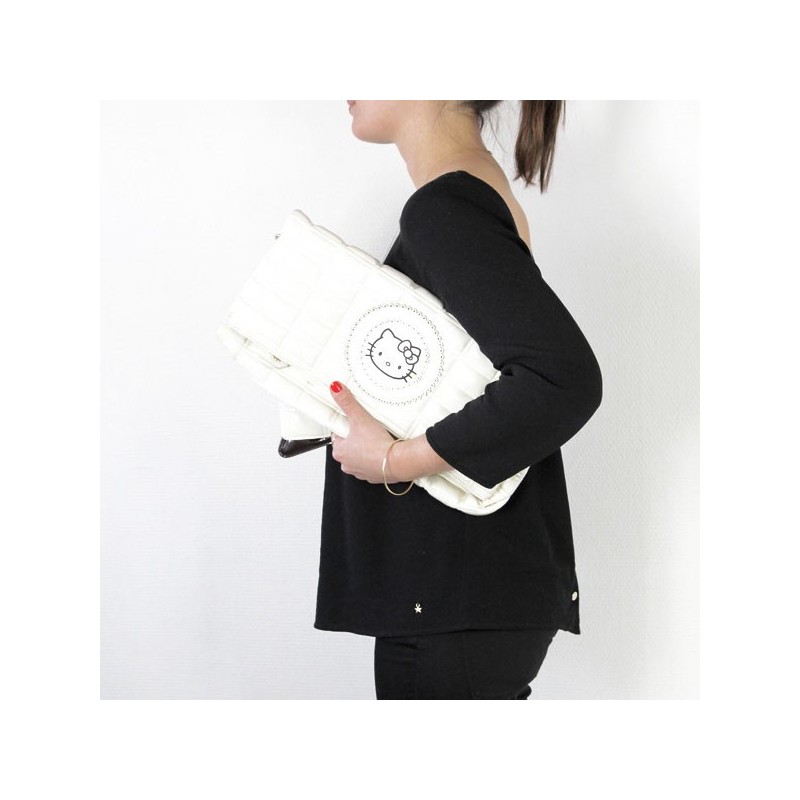 Pochette Hello Kitty vinyl coloris crème portée