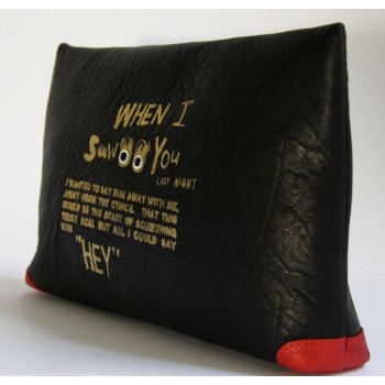 pochette en cuir noir de la marque Paris House de cote