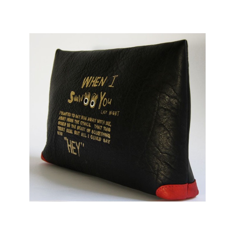 pochette en cuir noir de la marque Paris House de cote