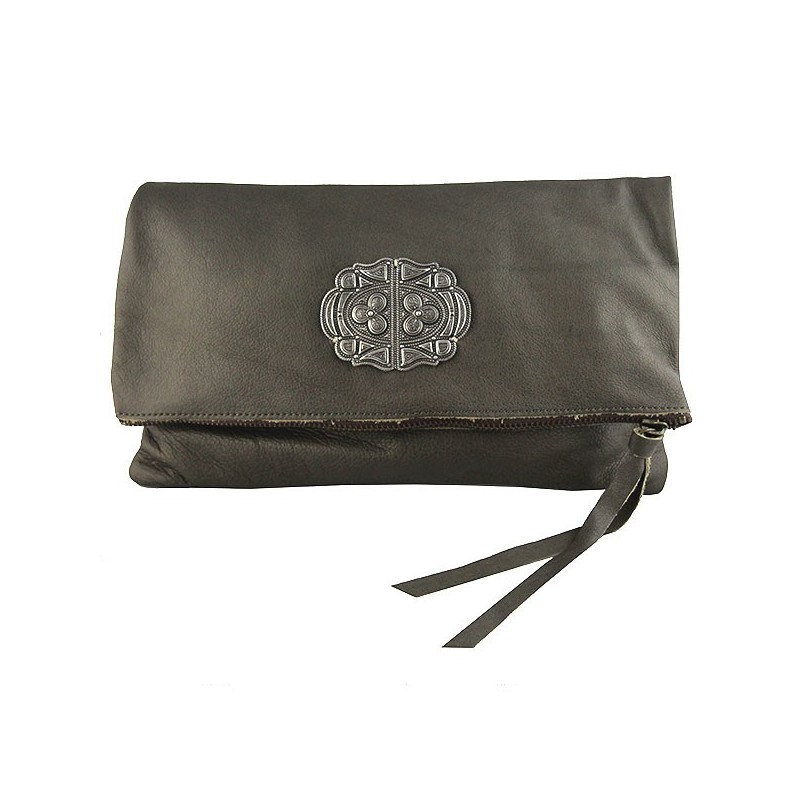 sac pochette cuir kaki sous les paves