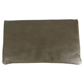 sac pochette cuir kaki sous les paves de dos