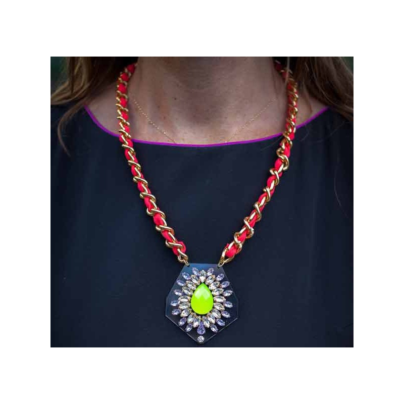Collier strass et plexiglas jaune porté
