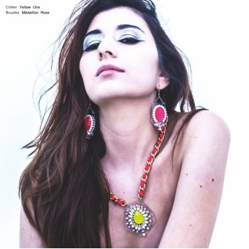 Collier strass et plexiglas jaune