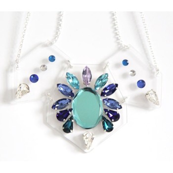 détails Collier strass et plexiglas bleu