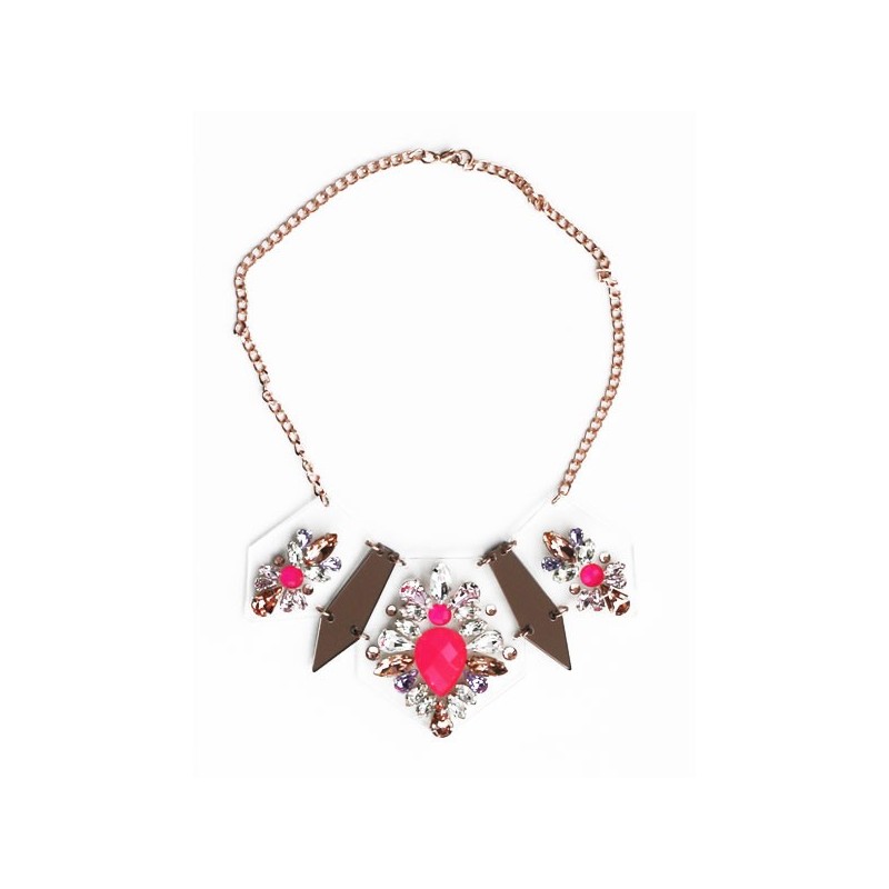 Collier strass rose fluo sur plexiglas