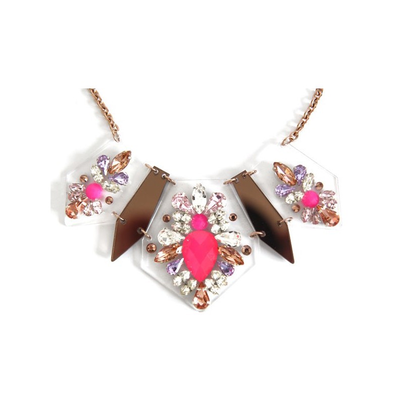 détails Collier strass rose fluo sur plexiglas