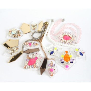 Collier strass rose fluo sur plexiglas