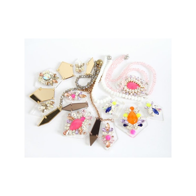 Collier strass rose fluo sur plexiglas