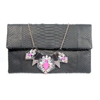 Collier strass rose fluo sur plexiglas