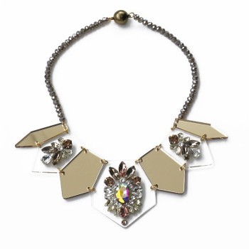Collier avec strass Swarovski® et plexiglas bronze.