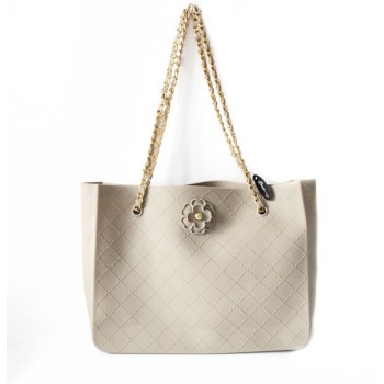 Cabas en silicone matelassé taupe et chaîne dorée.