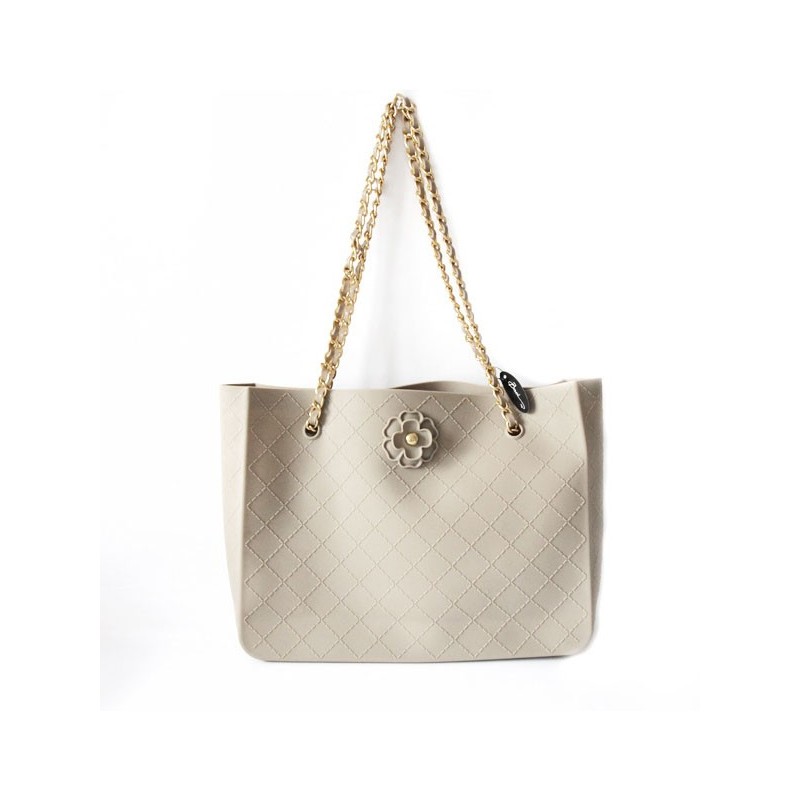 Cabas en silicone matelassé taupe et chaîne dorée.