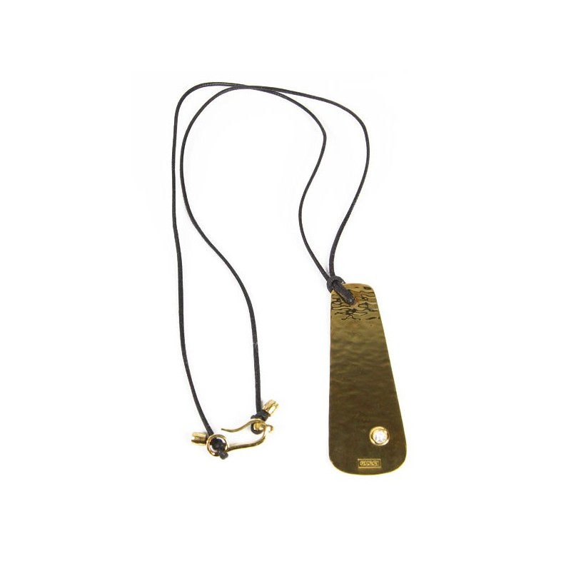 Détail pendentif Gucci plaqué or jaune