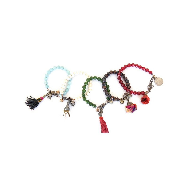 Détail bracelet Mala brun avec pompon ouzbek