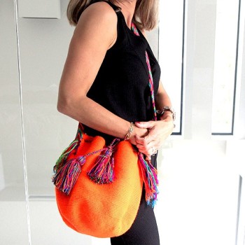 Sac Mochila Orange porté en bandoulière