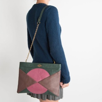 Sac Pochette cuir nubuck brun de la marque Mohekann porté