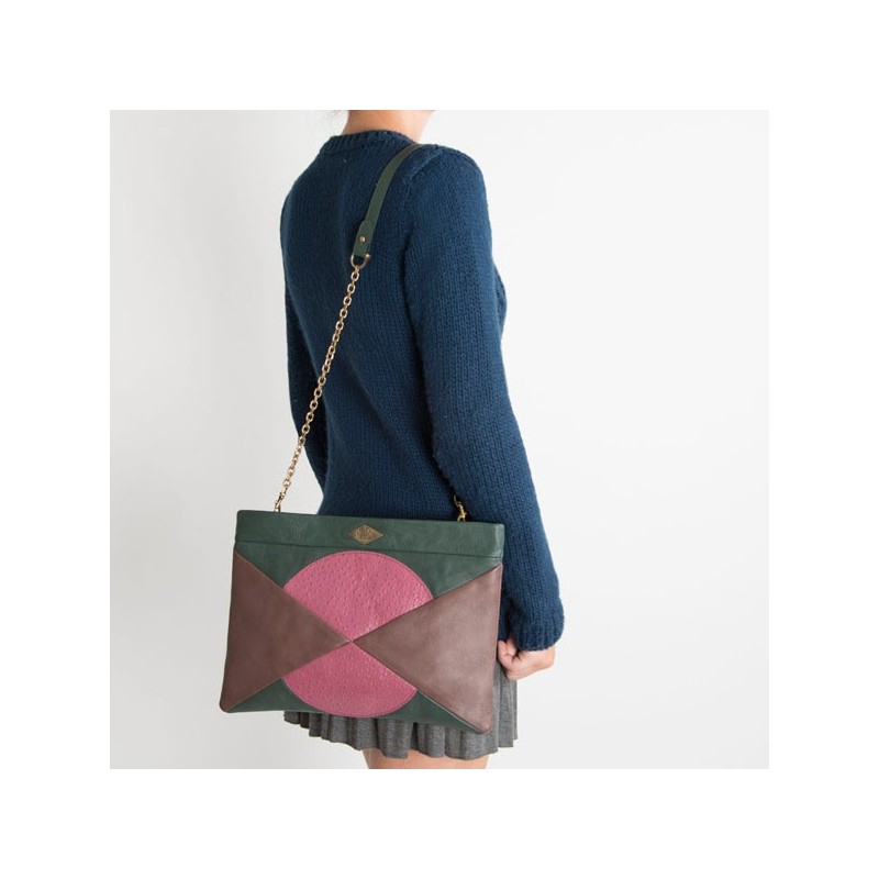 Sac Pochette cuir nubuck brun de la marque Mohekann porté