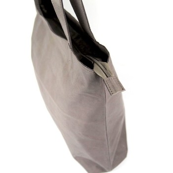 Cabas en cuir taupe porté épaule