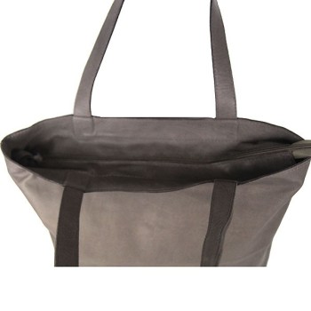 Cabas en cuir taupe porté épaule