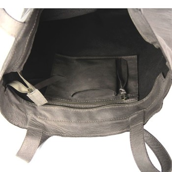 Cabas en cuir taupe porté épaule