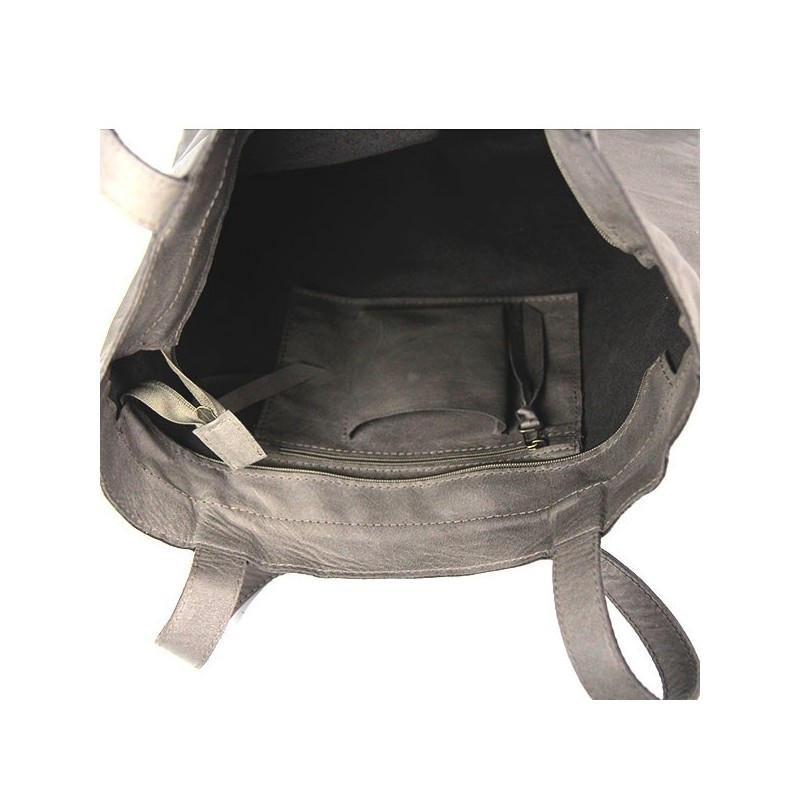 Cabas en cuir taupe porté épaule