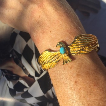 Détail bracelet Aigle doré avec pierre turquoise