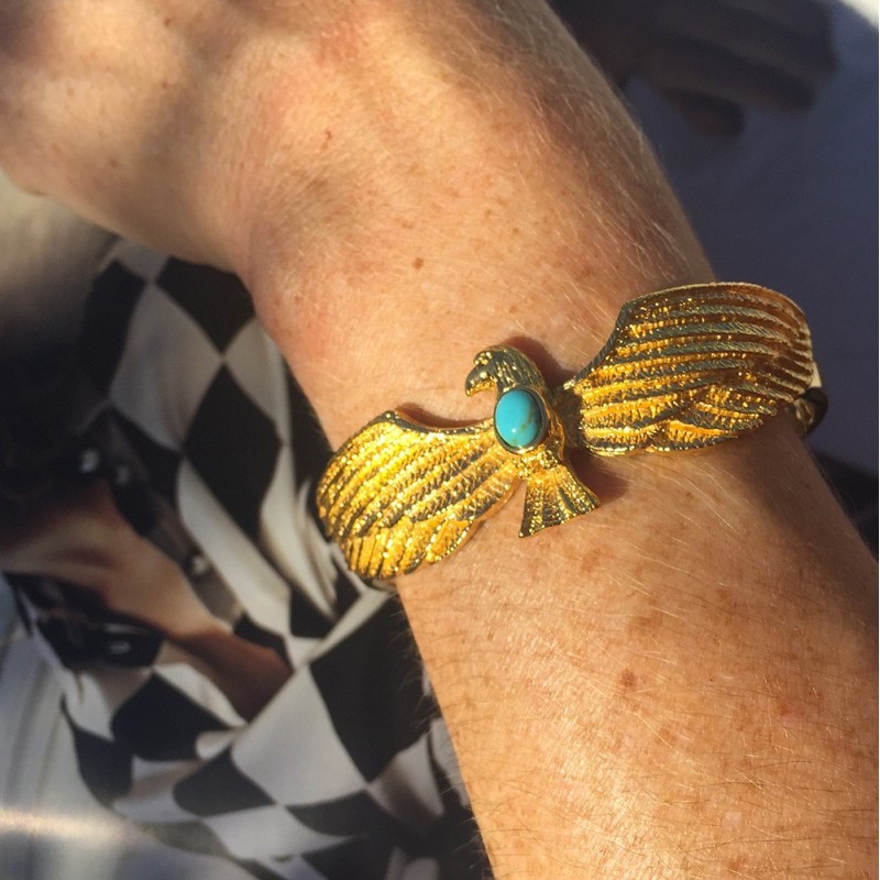 Détail bracelet Aigle doré avec pierre turquoise