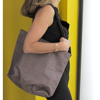 Cabas cuir gris porté épaule