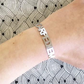 Bracelet Carpe Diem argent articulé porté au poignet