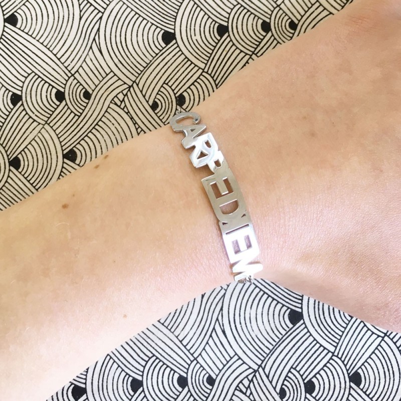 Bracelet Carpe Diem argent articulé porté au poignet