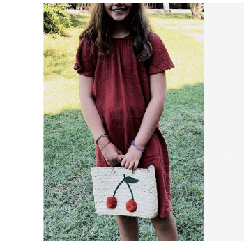 Détail des cerises brodées sur petit panier enfant en paille naturelle