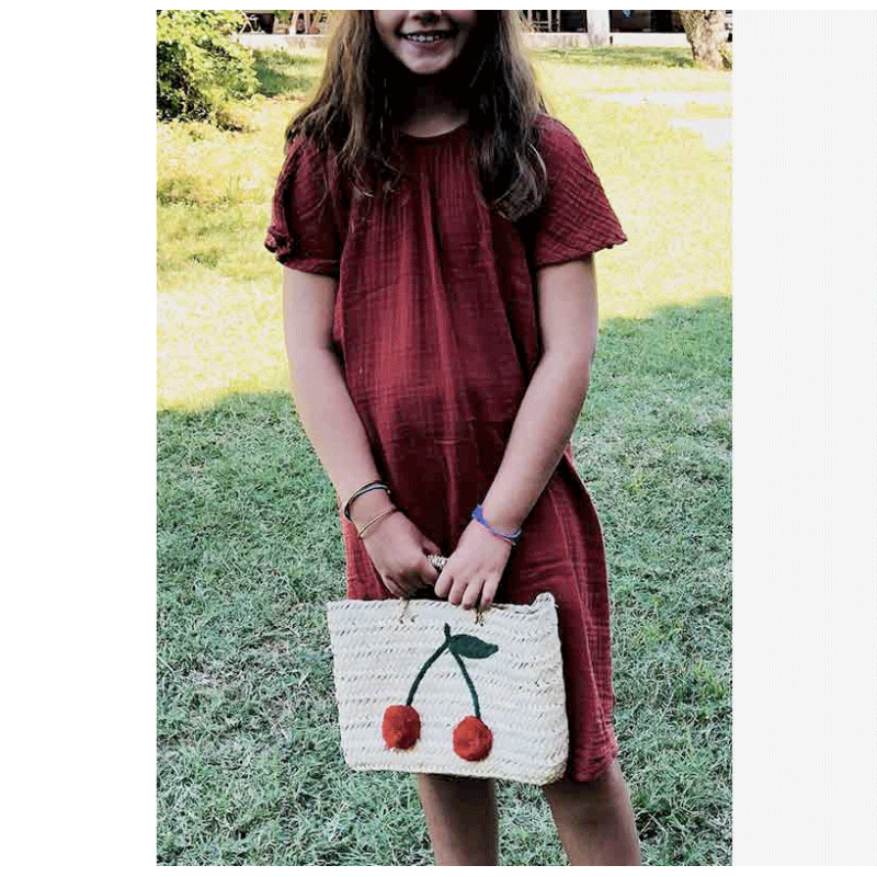 Détail des cerises brodées sur petit panier enfant en paille naturelle