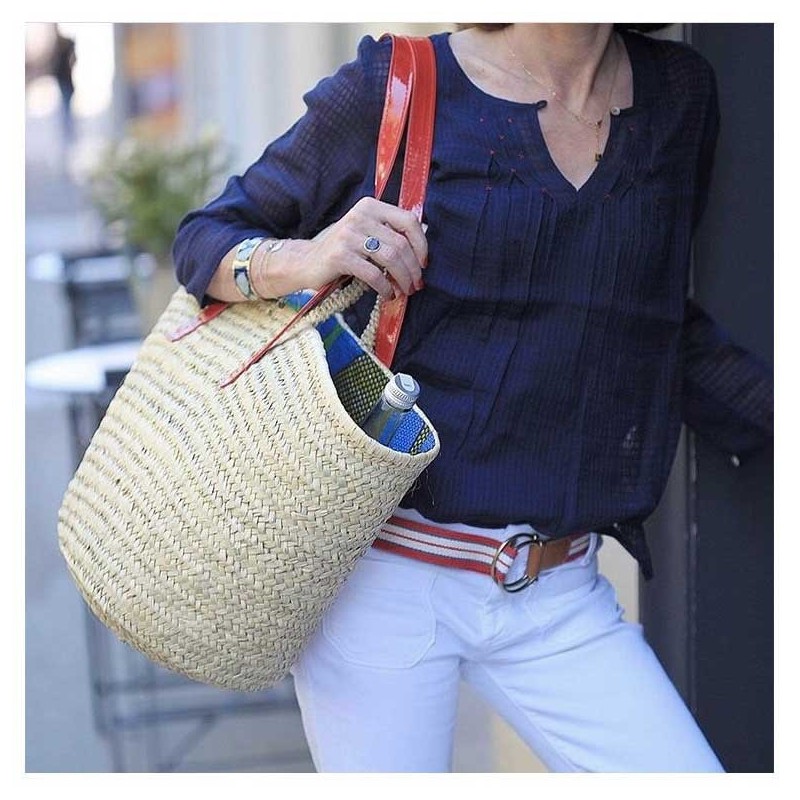 Panier de plage porté épaule en ville