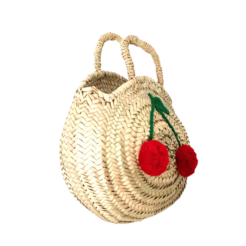 Petit panier rond enfant porté avec une tenue d’été