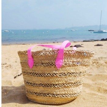 Grand panier de plage en osier fluo rose pour vacances et essentiels d’été