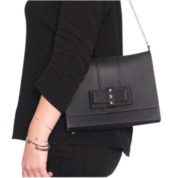 Petit sac noir porté épaule avec chaîne doré rose