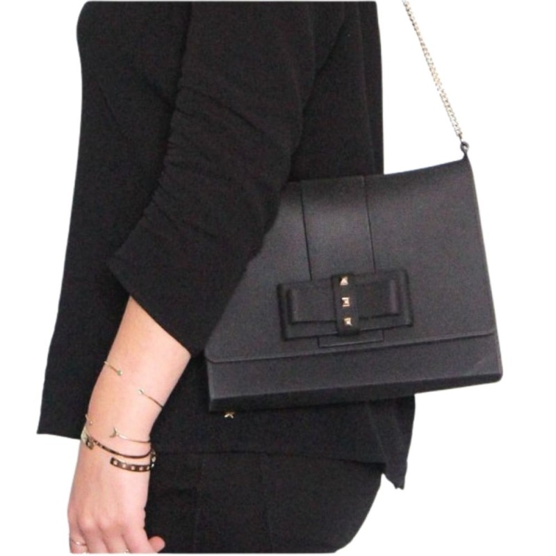 Petit sac noir porté épaule avec chaîne doré rose