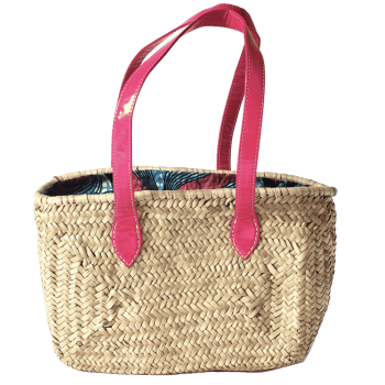 Panier de plage en feuilles de palmier avec anses fuchsia
