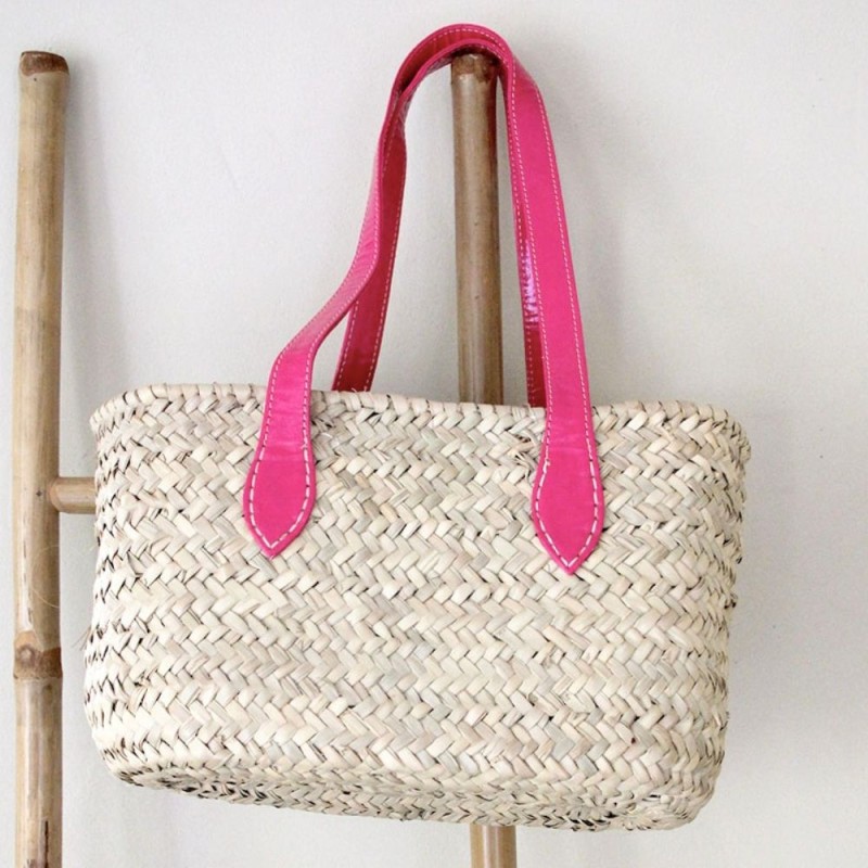Panier de plage tressé naturel avec détail fuchsia