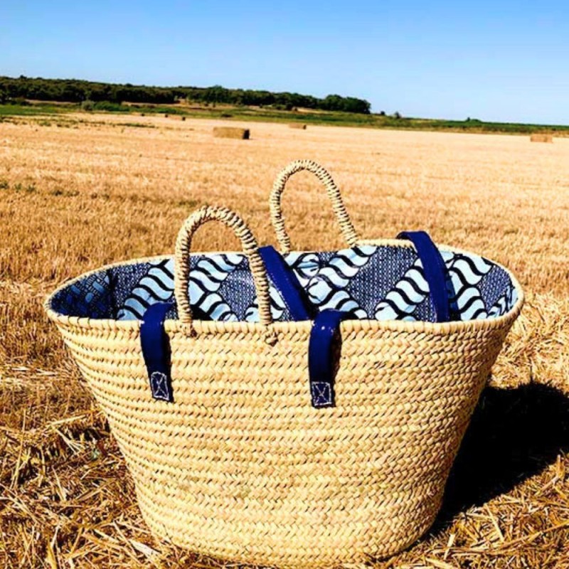 Cabas de plage en fibres naturelles avec détail bleu marine