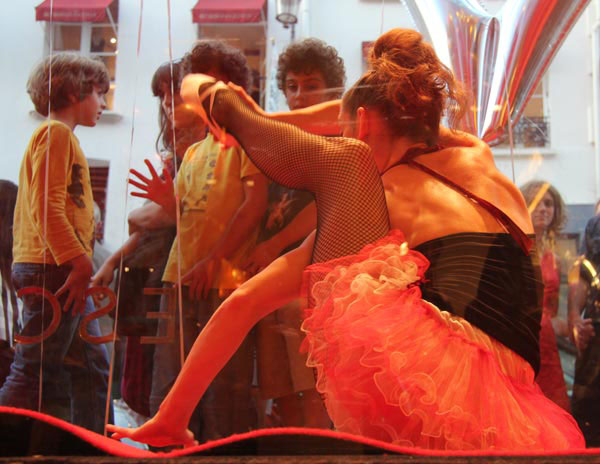 vogue-fashion-night-escada-mate-la-contorsionniste2 vogue-fashion-night-escada-mate-la-contorsionniste