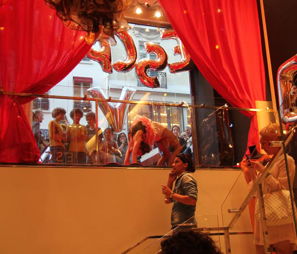 vogue-fashion-night-escada-mate-la-contorsionniste3 vogue-fashion-night-escada-mate-la-contorsionniste3