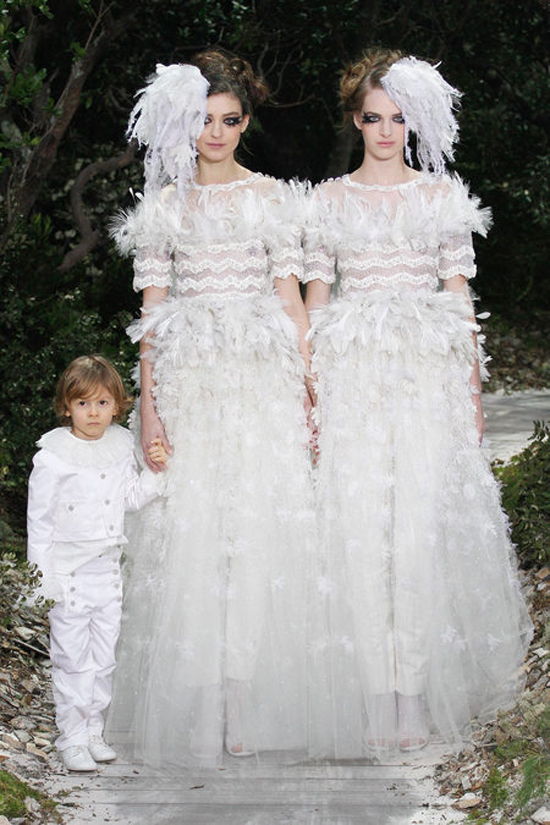 mariees du defile Chanel Couture 