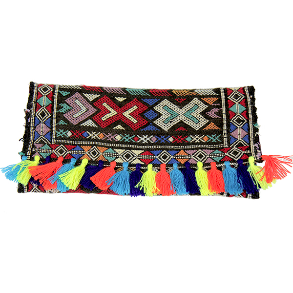 pochette-kilim-bleu-marine-multi-pompons