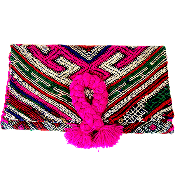 pochette-kilim-bleu-pompon-tresse-fuchsia